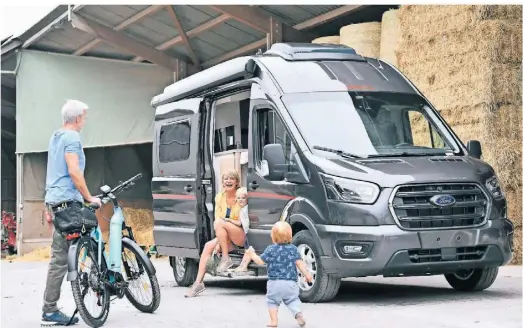  ?? FOTO: KIRSTEN NEUMANN/DPA-TMN ?? Der Campingbus Globetrail 590 C von Dethleffs hat den Ford Transit als Basis. Der ausgebaute Kastenwage­n bietet auch ausreichen­d Platz für kleine Familien.