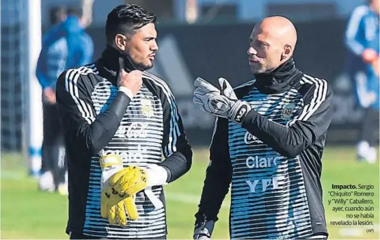  ?? (AP) ?? Impacto. Sergio “Chiquito” Romero y “Willy” Caballero, ayer, cuando aún no se había revelado la lesión.