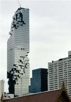  ??  ?? SKYSKRAPA. Bangkoks nya landmärke: 314 meter höga Mahanakhon.