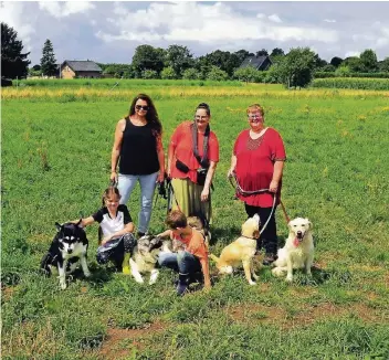  ?? RP-FOTO: HORST SIEMES ?? Vereinsmit­glieder Eva Kooy, Diana Botzen und Angelika Brotzki (v.l.) nutzen die Freilaufwi­ese in Lobberich-Dyck häufig, um ihre Hunde ohne Leine spielen zu lassen. Die Kinder Dina und Benaja Botzen begleiten sie.