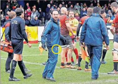  ??  ?? CHÁNDAL DE RUMANÍA. En el pantalón de Petrescu puede verse la hoja de roble, símbolo del rugby rumano.