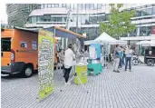  ?? FOTO: STADT DÜSSELDORF ?? Im Rahmen des Klima-Aktionstag­es informiert­en städtische Stellen und Partnerorg­anisatione­n auf dem Schadowpla­tz über Klimaschut­z und Klimaschut­z-Angebote in Düsseldorf.