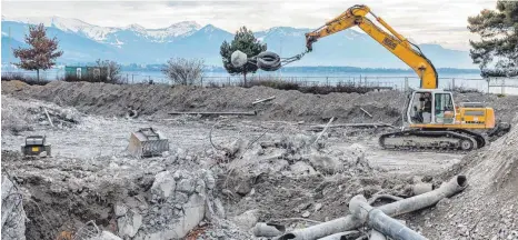  ?? FOTO: FLEMMING ?? Die Abbrucharb­eiten im Eichwaldba­d schreiten voran.