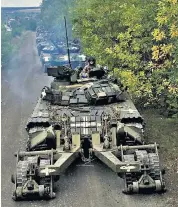  ?? ?? Ukrainian troops advance in Kharkiv after routing the Russian army