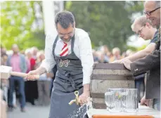  ?? FOTO: FELIX SANDER/BERG-BRAUEREI ?? OB Alexander Baumann sticht das Fass an.