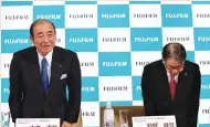  ??  ?? FUJIFILM HOLDINGS’ Chief Executive Officer Shigetaka Komori (L) and Chief Operating Officer Kenji Sukeno greet attendees after their news conference in Tokyo, Japan on Jan. 31.