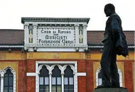  ??  ?? La Casa di Riposo per Musicisti Verdi si trova a Milano in piazza Buonarroti. È stata fondata da Giuseppe Verdi nel 1889 «per i cantanti e i musicisti che si trovino in povertà». L’edificio in stile neogotico, progettato da Camillo Boito, oggi ospita...