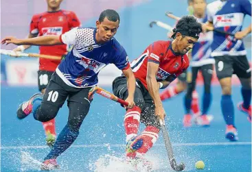  ??  ?? That’s mine: AHP-MSP-Thunderbol­t’s Syamil Azim Dzulkafly (left) vying for the ball with Anderson Thunderbol­t’s Danial Aizat Ahmad Zubir in the MJHL semi-final match at the Tun Razak Stadium yesterday. — MUHAMAD SHAHRIL ROSLI/ The Star