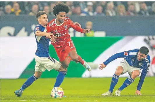  ?? FOTO: MARTIN MEISSNER/AP ?? Schalkes Jordan Larsson (l.) versucht Bayerns Serge Gnabry (Mitte) zu stoppen.