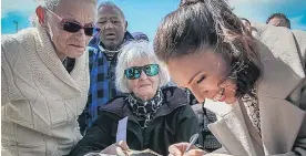  ?? Picture / NZME ?? Jacinda Ardern signs an autograph for Eleanor White (centre).