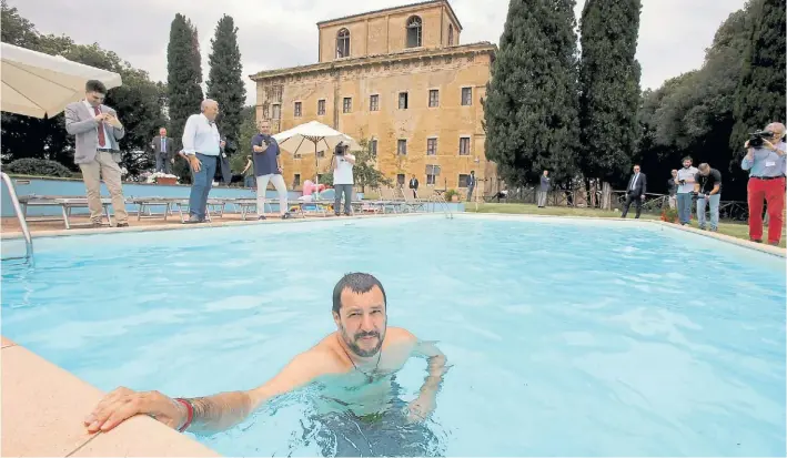  ?? ANSA ?? Duro. El vicepremie­r, ministro del Interior y verdadero hombre fuerte del gobierno italiano, Matteo Salvini, en una foto de comienzos de julio en una mansión confiscada a la mafia.