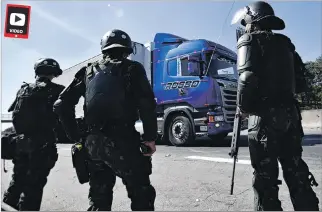  ?? NELSON ALMEIDA / AFP ?? Controles. Soldados participan en una operación para despejar una de las carreteras que conducen a Sao Paulo.