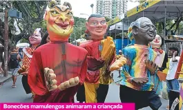  ??  ?? Bonecões mamulengos animaram a criançada