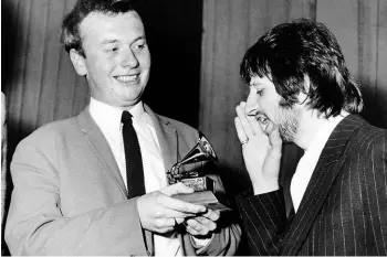  ??  ?? ► Geoff Emerick mostrándol­e uno de los Grammy que ganó a Ringo Starr.