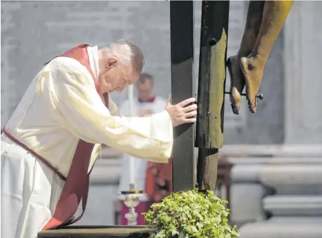  ?? FOTO: AFP PHOTO/VATICAN MEDIA ?? Die Karfreitag­sprozessio­n feierte Papst Franziskus im Petersdom im ganz kleinen Kreis – statt wie jährlich mit Tausenden von Pilgern.