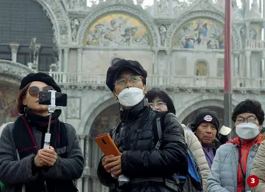  ??  ?? 2
In crisi il turismo veneziano. La città è deserta, molti locali sono chiusi fino a lunedì, tanti titolari di negozi hanno deciso di andare in ferie. Pochi i turisti presenti, e con la mascherina. (Foto Vision)