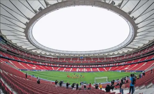  ??  ?? Imagen panorámica del Wanda Metropolit­ano en la última sesión del Atlético, ayer por la mañana, antes de medirse al Oporto en Champions.