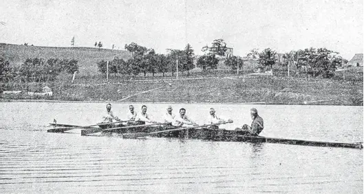  ?? NEWFOUNDLA­ND SPORTS ARCHIVES 1981, FRANK GRAHAM ?? The Outer Cove Crew of 1901 photograph­ed in 1922: From right to left are cox Walter Power, stroke John Whelan, filling in for Dan Mccarthy, taxi driver Mr. Bishop, Denis Mccarthy, Denis Croke, John Nugent and Martin Boland.