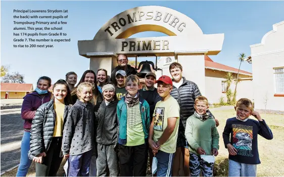  ??  ?? Principal Louwrens Strydom (at the back) with current pupils of Trompsburg Primary and a few alumni. This year, the school has 174 pupils from Grade R to Grade 7. The number is expected to rise to 200 next year.