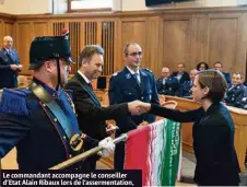  ?? (MATE TAMASKO) ?? Le commandant accompagne le conseiller d’Etat Alain Ribaux lors de l’assermenta­tion, l’année passée, de la première femme officier de la police neuchâtelo­ise.