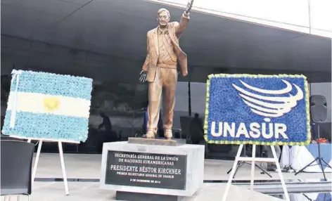  ??  ?? ► Homenaje en 2015 a Néstor Kirchner, primer secretario general de Unasur, fallecido en 2010.