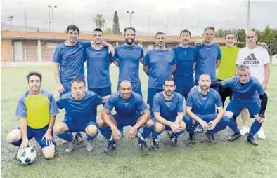  ?? APFV ?? Plantilla del Deportivo La Plana que compite en el grupo segundo. En la imagen, de pie: Pascual Ortells, Cristian Pérez, Rafael Sánchez, Félix Calvo, Juan Segarra, Jorge Tomas, José Fernández y Rafael Mateo. Y agachados: José Queral, César Huérfano, James Hurtado, Víctor Sanjuan, Francisco Altarejos y José Arenós.