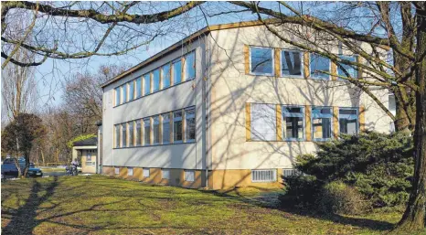  ?? FOTO: KARIN SCHÜTRUMPF ?? Im ehemaligen Volksbankg­ebäude in Kehlen soll Wohnraum für Studenten entstehen.