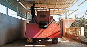  ?? NABIH BULOS/LOS ANGELES TIMES ?? Islamic State converted a tractor into this car bomb in a village near Mosul. The weapon is prevalent in the city.