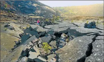  ??  ?? altura de España; no erupciona desde 1909 pero sigue activo. Una viajera intrépida en el Kilauea Iki, en Big Island, Hawai, que se ve estallando en la imagen de la derecha.