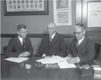  ?? CHICAGO HERALD AND EXAMINER ?? Alienists Raymond E. Dowell, from left, of Chicago, Ralph T. Hinton, of the Elgin Asylum, and Dr. H. J. Gahagan, of Mercyville Sanitarium, examined confessed murderer Warren Lincoln to determine whether he was insane or not in 1924. The trio found Lincoln sane.