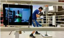  ?? FOTO: EMIL SALMASO ?? Narvas träningar webbsänds till gym i både Botkyrka och Umeå. Boxning är väldigt allsidig träning som visat sig vara effektiv om man har Parkinson.