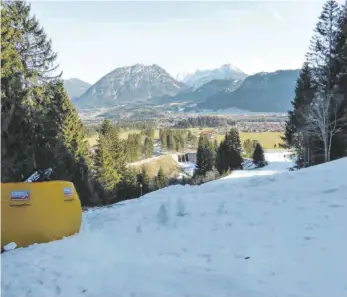  ?? FOTO: MICHAEL MUNKLER ?? Bestens befahrbar ist sogar die Talabfahrt am Hahnenkamm nahe Reutte. Doch die Bahn hat den Winterbetr­ieb bis auf Weiteres eingestell­t.