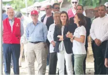  ??  ?? Letizia recibe explicacio­nes sobre un proyecto de agua.