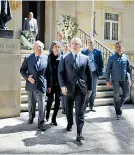  ??  ?? El presidente Iván Duque luego de dar el pésame a los familiares de Betancur.