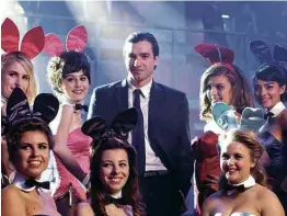  ??  ?? Hugh Hefner (Matt Whelan) e coelhinhas em cena de ‘American Playboy’