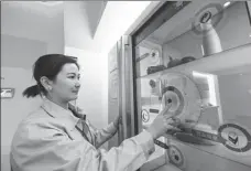  ?? PENG YUAN / XINHUA ?? A BOE employee performs a test on a smart fridge equipped with a display panel at a facility in Ordos, Inner Mongolia autonomous region.