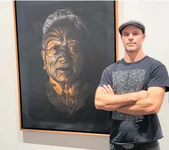  ?? Photo / Supplied ?? Left: Mark Rutledge with his portrait of Tame Iti at the Salon des Refuse´ s exhibition in Sydney.