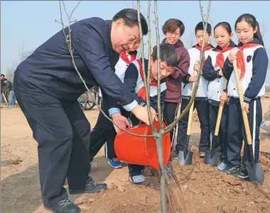  ?? LAN HONGGUANG / XINHUA ?? President Xi Jinping joins a tree planting activity in Chaoyang district of Beijing on Wednesday.