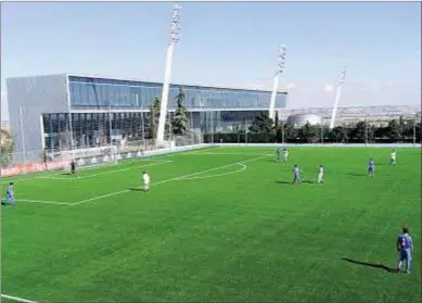  ??  ?? Ciudad Real Madrid. Una de sus 12 canchas de fútbol 11 y el edificio recién inaugurado.