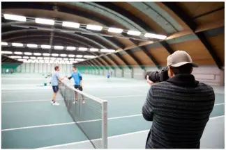  ??  ?? &gt;&gt;Die beiden Tennisspie­ler Philipp Bitten und Stefan Altmann fordern sich zum Match heraus. Perfekt für den Einsatz des Sigma 70-200mm F2,8 DG OS HSM | Sports, das Digitalpho­to-redakteur Lars Kreyßig in einer Kölner Tennishall­e testen durfte.