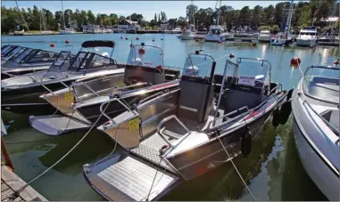  ??  ?? Les bateaux utilitaire­s, comme ces chalands de débarqueme­nt, sont très appréciés en Finlande.