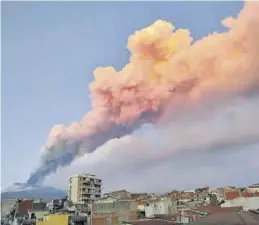  ?? LUIGI SENNA / REUTERS ?? La espectacul­ar erupción del volcán italiano.