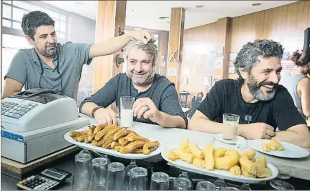  ?? VÍCTOR BELLO / MOVISTAR+ ?? El director Cesc Gay y los actores Pere Arquillué y Leonardo Sbaraglia, durante el rodaje del pasado martes