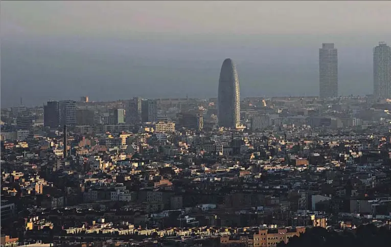  ??  ?? Barcelona aparece cubierta por un manto de contaminac­ión en esta imagen captada desde la sierra de Collserola en un día de condicione­s anticiclón­icas