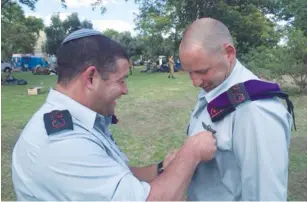  ?? (IDF Spokespers­on’s Unit) ?? COL. YARON FINKELMAN (right) is seen together with his predecesso­r, Col. Ofer Winter, after receiving command of the Givati Brigade in 2015.