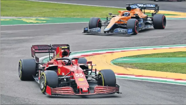  ??  ?? Carlos Sainz rueda con el Ferrari por delante del McLaren de Daniel Ricciardo durante la carrera del GP de Emilia Romaña en Ímola, la segunda de la temporada.