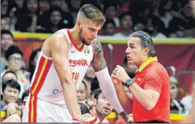  ?? FOTO: EFE ?? Sergio Scariolo, hablando con Willy Hernangóme­z Geuer en el partido de ayer