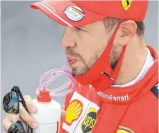  ?? FOTO: JOSEP LAGO/DPA ?? Trinken beruhigt: Sebastian Vettel nach dem Rennen.