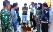  ?? ADI WIJAYA/JAWA POS ?? HASIL RAZIA: Pemilik dan pengunjung warung remang-remang diamankan petugas beserta barang bukti miras.