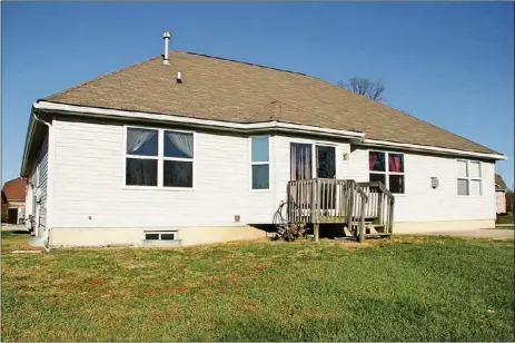  ??  ?? The bay bump-out breakfast room has a patio door that opens out to a small deck and the backyard.